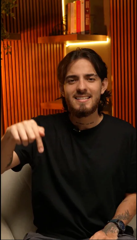 Creador grabando en el set de DOSIS Creativa, señalando con el micrófono al frente